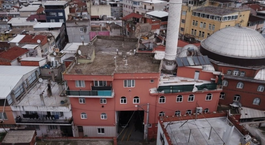 Bursa'da sokak üzerine inşa edilen cami dikkat çekiyor