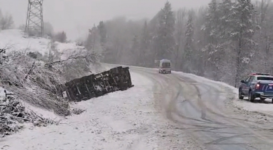 Bursa'da karda yoldan çıkan TIR, devrildi! Yaralılar var