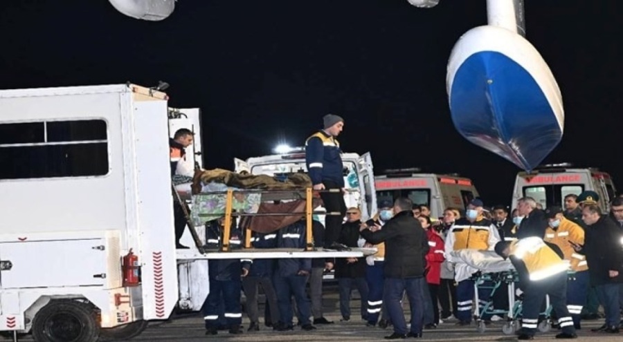 Kazakistan'da düşen uçaktan kurtulan 14 Azerbaycan vatandaşı Bakü'ye getirildi