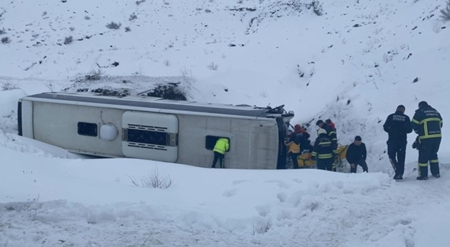 Erzincan'da yolcu otobüsü şarampole devrildi