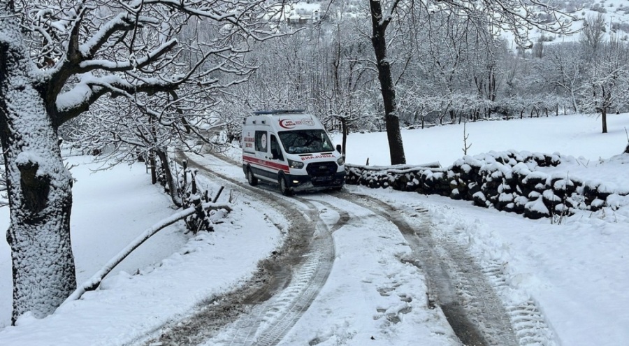 Mahsur kalan hasta, yol açılarak hastaneye yetiştirildi