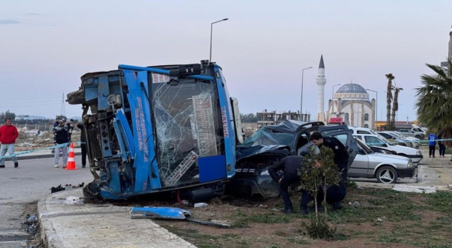 Yolcu midibüsü ile cip çarpıştı: Çok sayıda yaralı