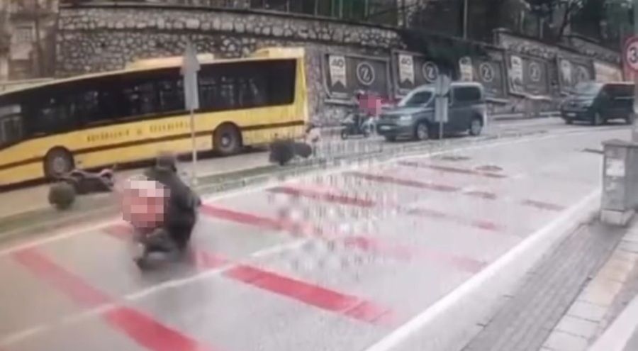 Bursa'da kaza yapan motosikletliye yardım etmek istedi, o da kaza yaptı