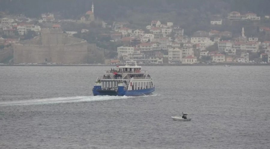 Fırtına, Çanakkale'de feribot seferlerini iptal ettirdi