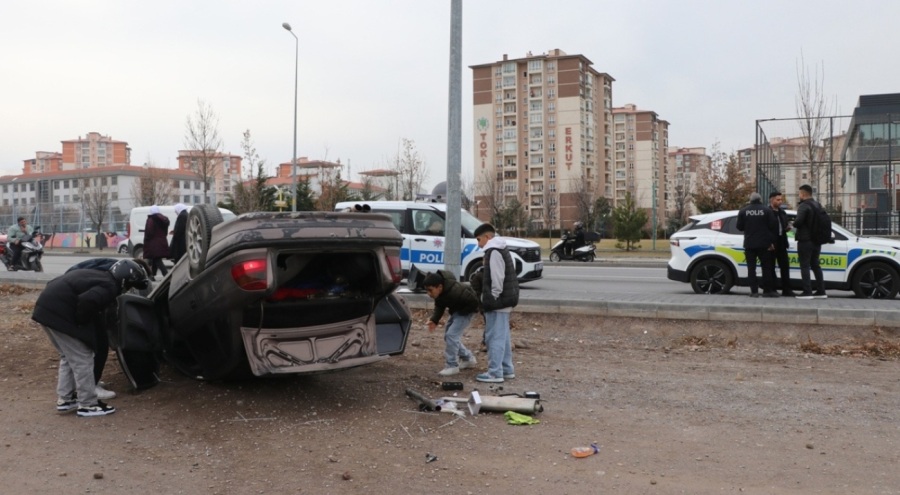 Devrilen otomobildeki 3 kişi yaralandı!