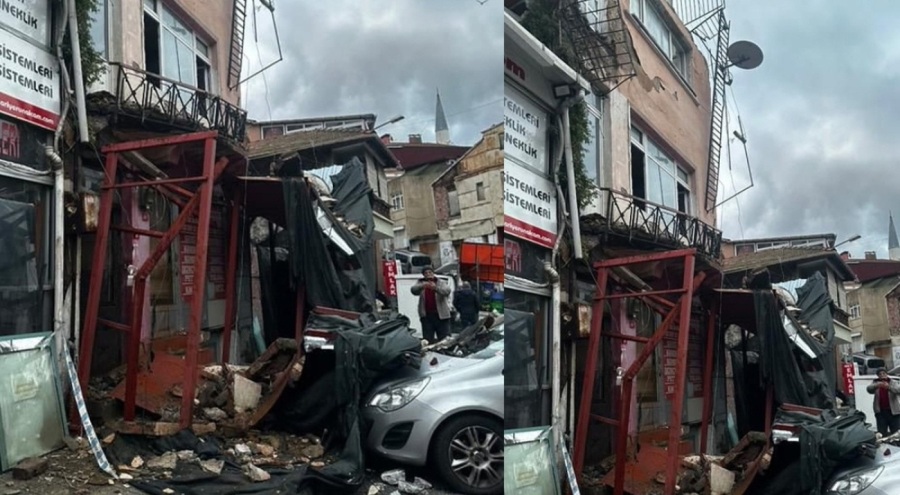 Faciadan dönüldü! Metruk binadan kopan parçalar otomobillerin üzerine düştü