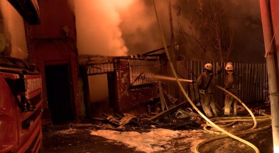 Beyoğlu'nda 3 katlı ahşap bina yandı
