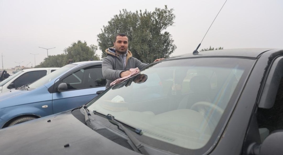 Suriyeliler araçlarını satabilmek için araba pazarına akın etti