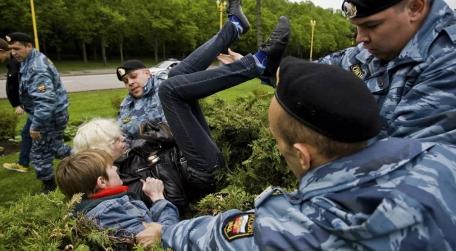 "LGBTİ+ seyahat acentesi işletmek"le suçlanan bir kişi, gözaltında ölü bulundu!