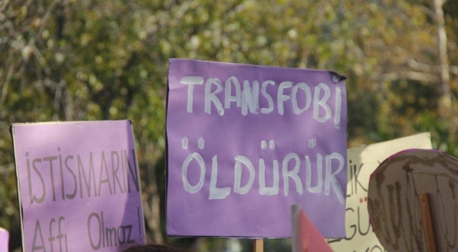 Trans kadına yoldan geçen bir erkek yumruk attı!