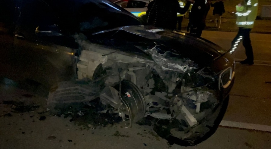 Bursa'da ters şeritten ilerleyen otomobil tırla çarpıştı