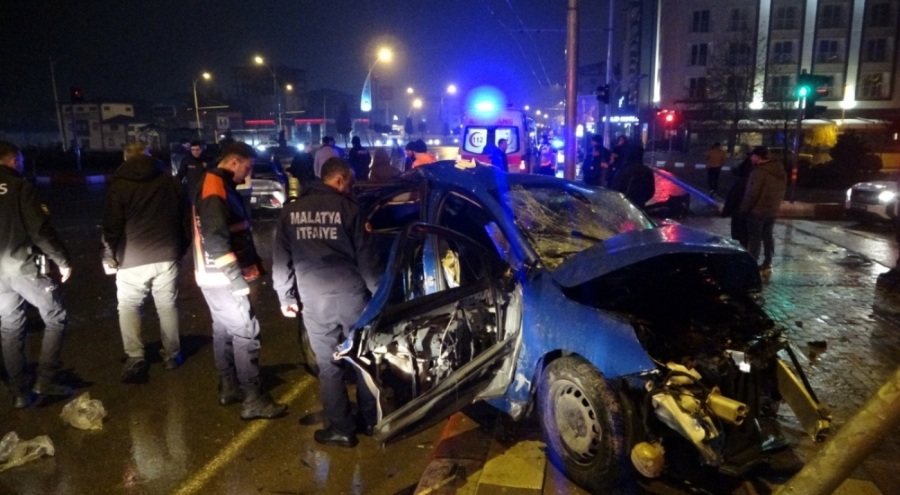 Arabalar kavşakta çarpıştı, feci kazada 4 yaralı!