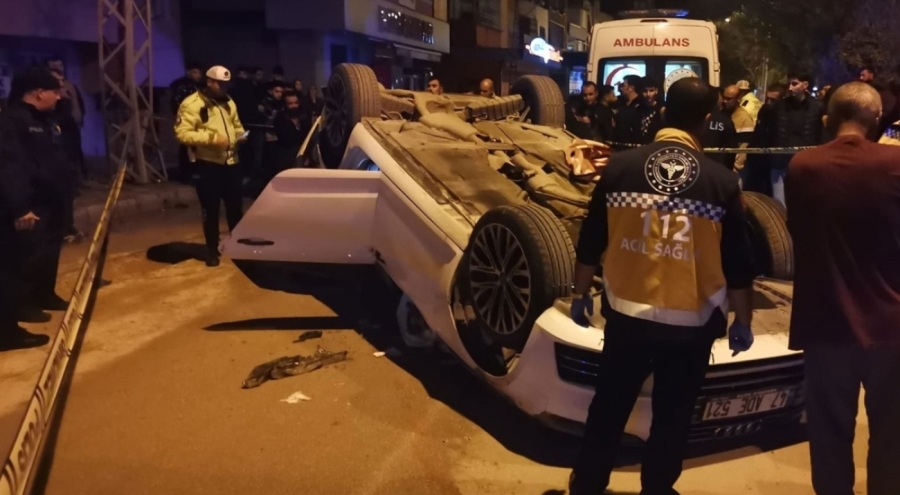 Park halindeki araç ile trafoya çarpan arabanın sürücüsü öldü