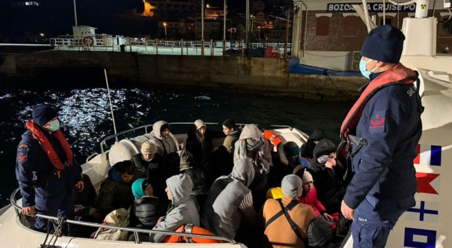 Bozcaada açıklarında 45 düzensiz göçmen yakalandı