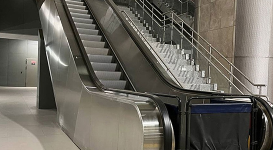 AVM'de yürüyen merdivenden düşen kadın öldü