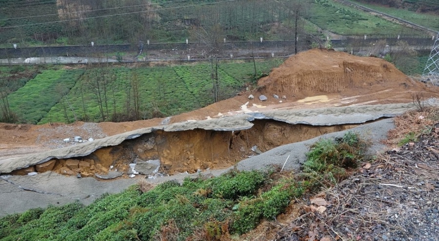 Rize'de heyelandan dolayı yol çöktü, köy yolları ulaşıma kapandı