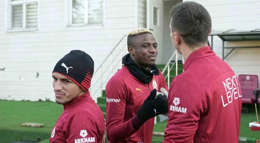 Osimhen'e doğum günü kutlaması