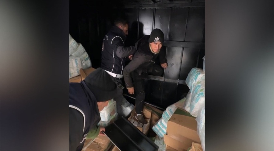 Kamyonetteki gizli bölmeden 9 kaçak göçmen çıktı