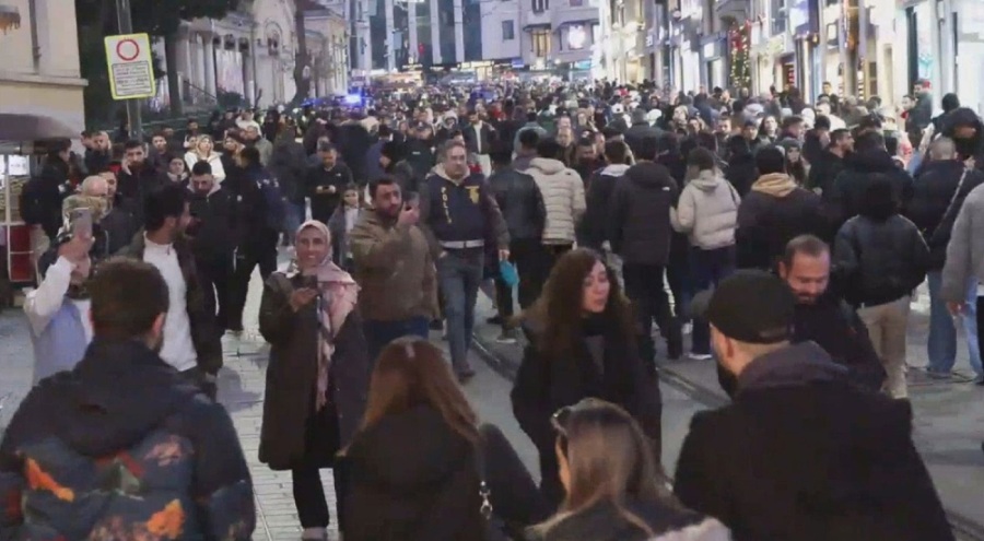 Türkiye'nin 2025 yılına girmesine saatler kala Taksim'de yılbaşı yoğunluğu yaşandı