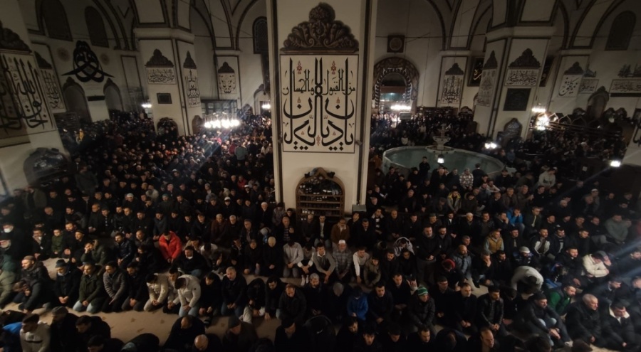 Bursa'da yılın ilk sabah namazında binlerce vatandaş Ulucami'ye akın etti