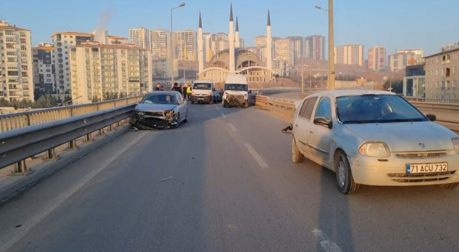 Buzlanma nedeniyle kaza: 6 yaralı