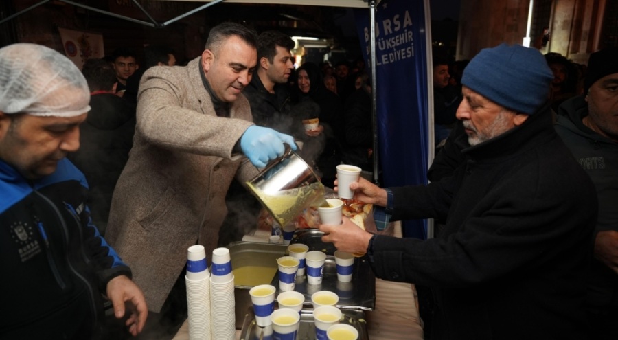 Bursa Büyükşehir Belediyesi yeni yılın ilk sabahında camilerde çorba ikram etti