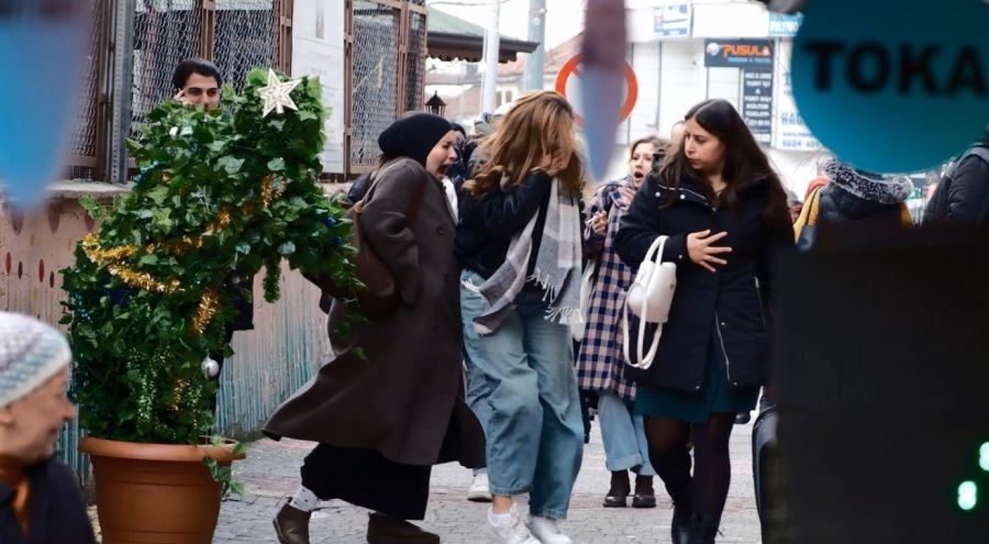Bursa'da hareketli yılbaşı ağacı hem korkuttu hem güldürdü