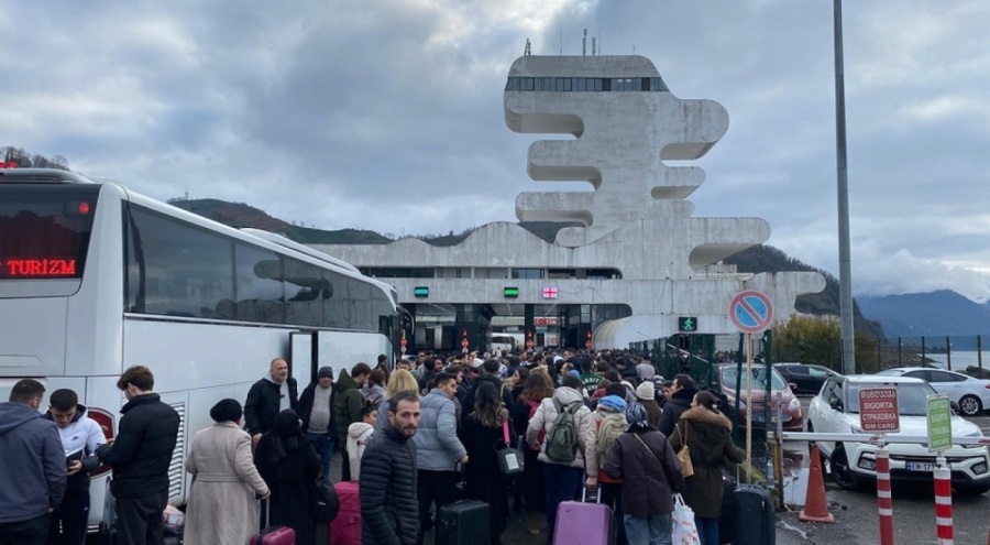 Sarp Sınır Kapısı'nda yılbaşı dönüş yoğunluğu