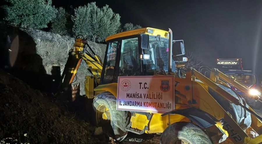 Yılbaşı gecesi kepçeyle define ararken suçüstü yakalandılar