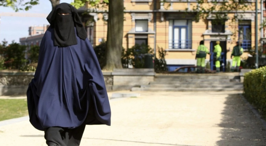 İsviçre'de kamu alanlarında burka yasağı başladı