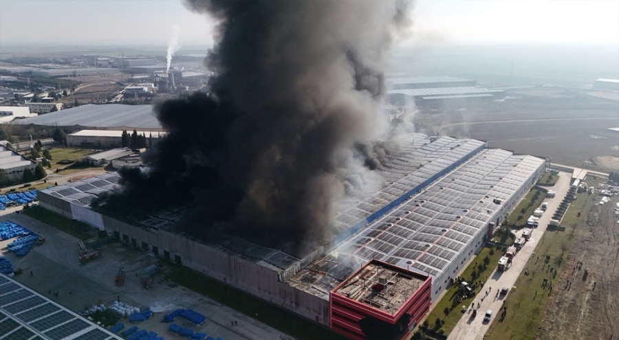 Oyuncak fabrikasında çıkan yangın 21 saatlik uğraş ile söndürüldü