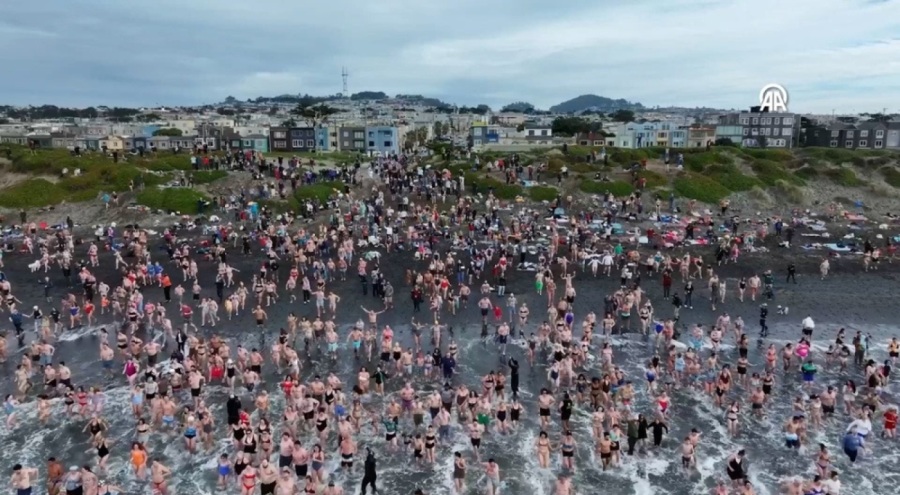 ABD'de geleneksel kutup ayısı dalışı: Soğuk havaya aldırmadılar