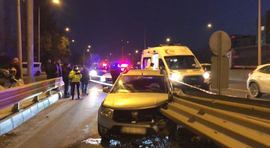 Direksiyon hakimiyetini kaybeden sürücü bariyerlere saplandı