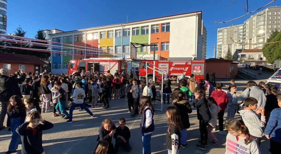 İlkokulda yangın paniği: Elektrik panosundan yangın çıktı, öğrenciler tahliye edildi