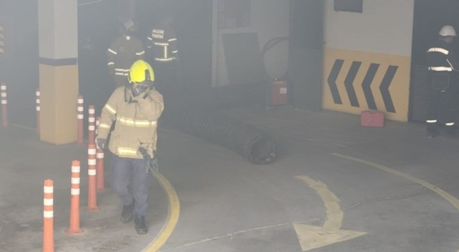 Otoparkta patlayan trafo paniğe neden oldu