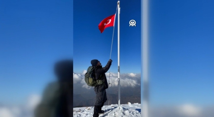 Amanos Dağı'na çıkan dağcılar, yıpranan Türk bayrağını değiştirdi
