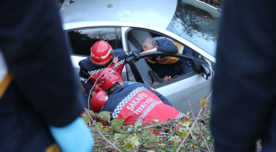 Şarampole uçan araçta sıkıştı!