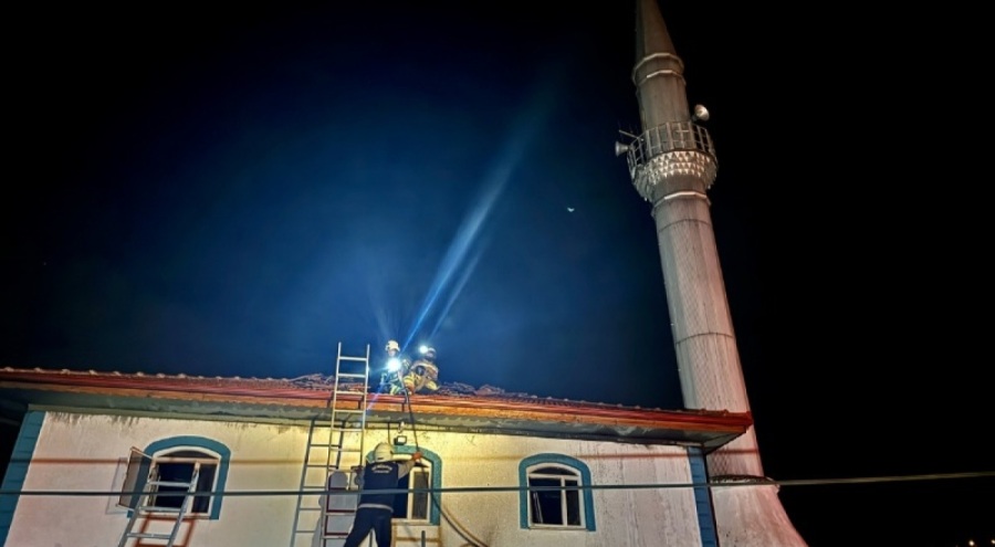 Yangın çıkan cami kullanılamaz hale geldi