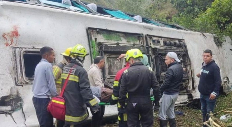 Turistleri taşıyan otobüs uçuruma yuvarlandı: 13 kişi öldü