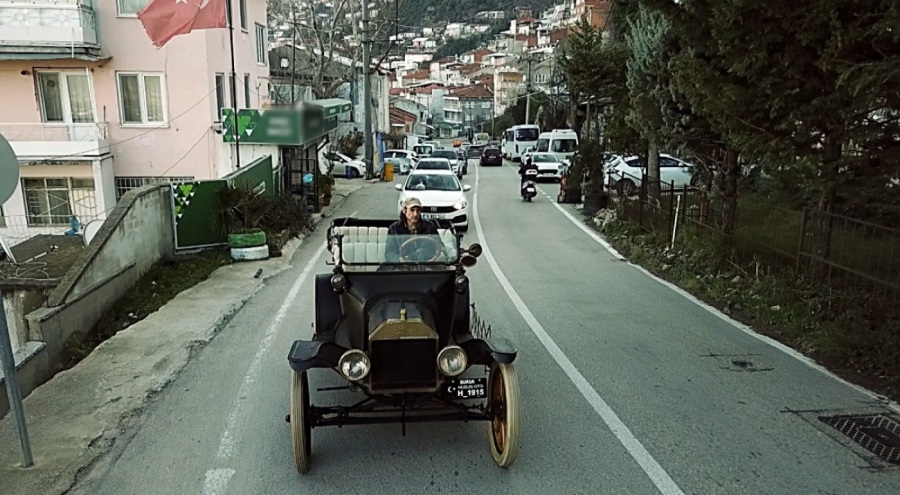 Bursa'da 110 yaşındaki otomobiliyle şehir turu atıyor