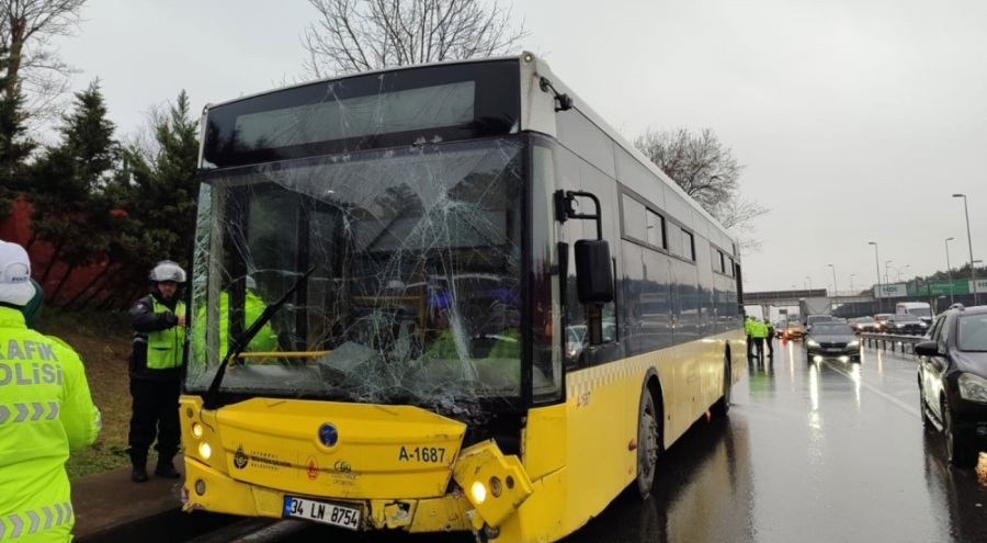 Otobüsü kontrolden çıkarak reklam panolarına çarptı