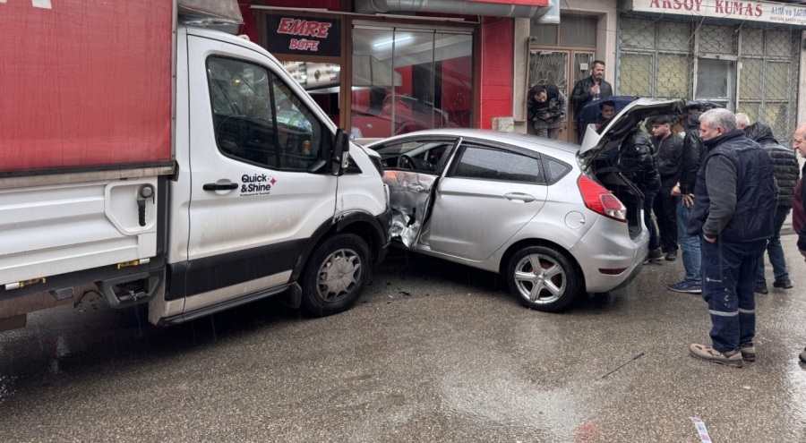 Bursa'da "dur" ihtarına uymayan ehliyetsiz sürücüsü kaza yapınca yakalandı