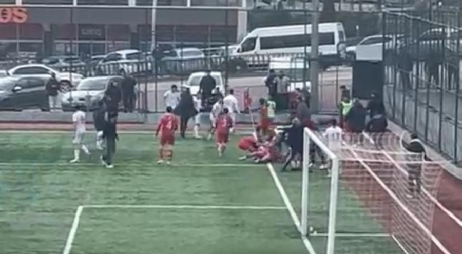 Futbolcular arasında kavga! Genç oyuncu hastanelik oldu