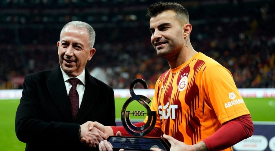 Abdülkerim Bardakcı'ya maç öncesinde plaket verildi