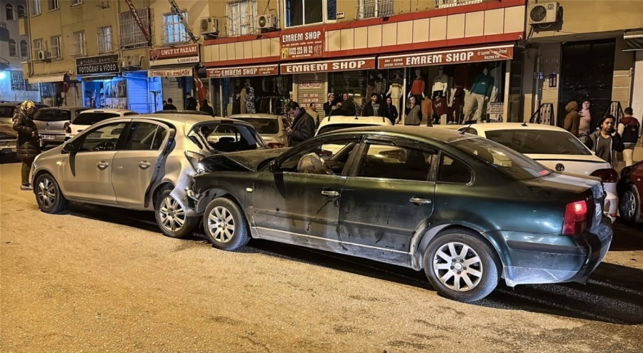 Bir otomobil park halindeki araçlara çarptı, 3 kişi yaralandı