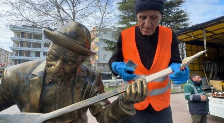 Aşık Veysel'in heykeline saldırı!