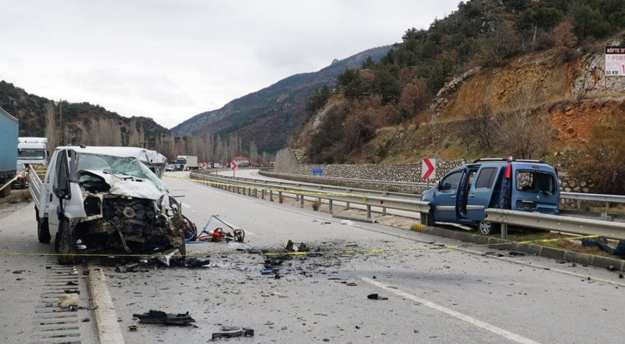 4 aracın karıştığı zincirleme kaza! Ölüler ve yaralılar var