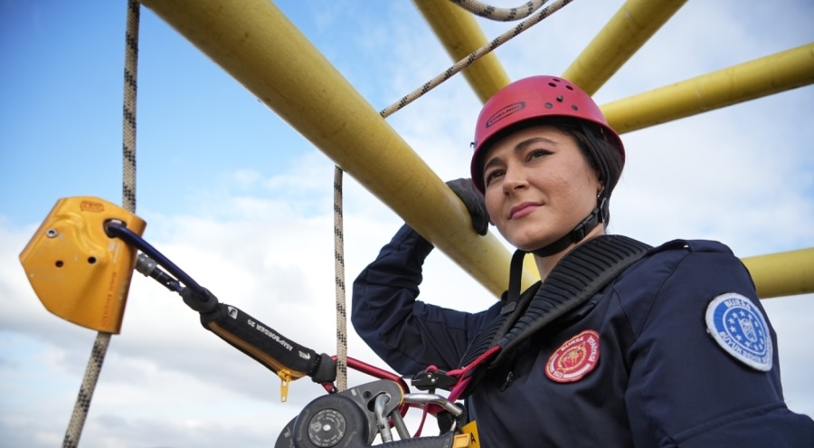 Bursa'nın itfaiyeci kadınlarının eğitimi komandoları aratmadı