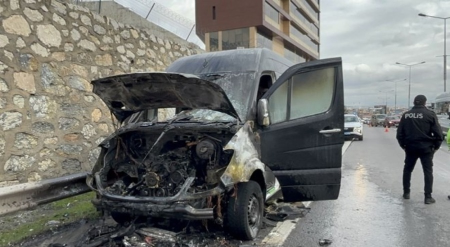 Seyir halindeki servis minibüsü yandı