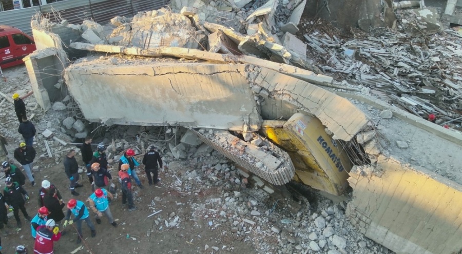 Enkaz altında kalmıştı; cansız bedeni çıkarıldı!